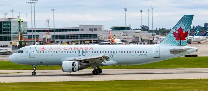 Air Canada flygplan på landningsbanan vid Vancouver International Airport