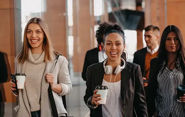 Grupp med kaffe i hand