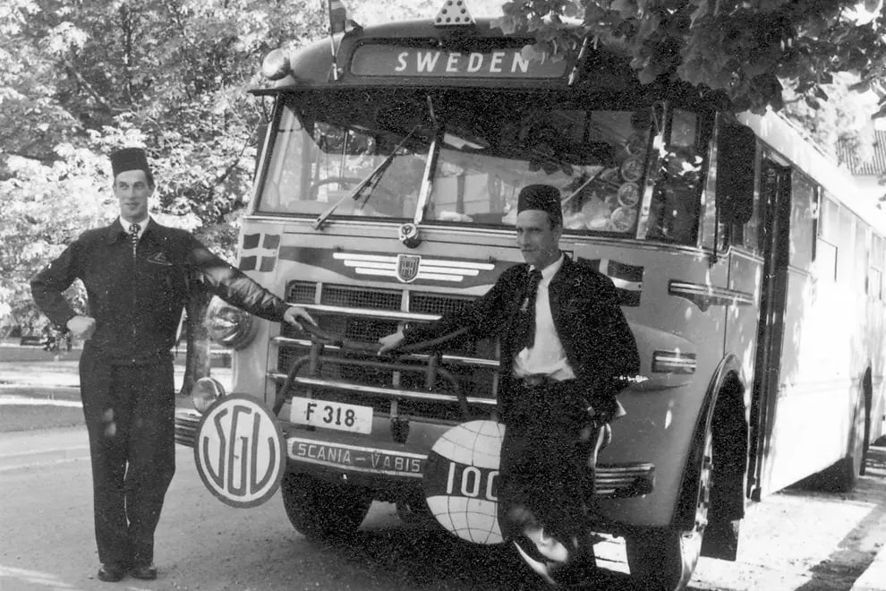 Där allt började – en klassisk Scania-Vabis-buss och två pionjärer som lade grunden till vår historia och våra resor.