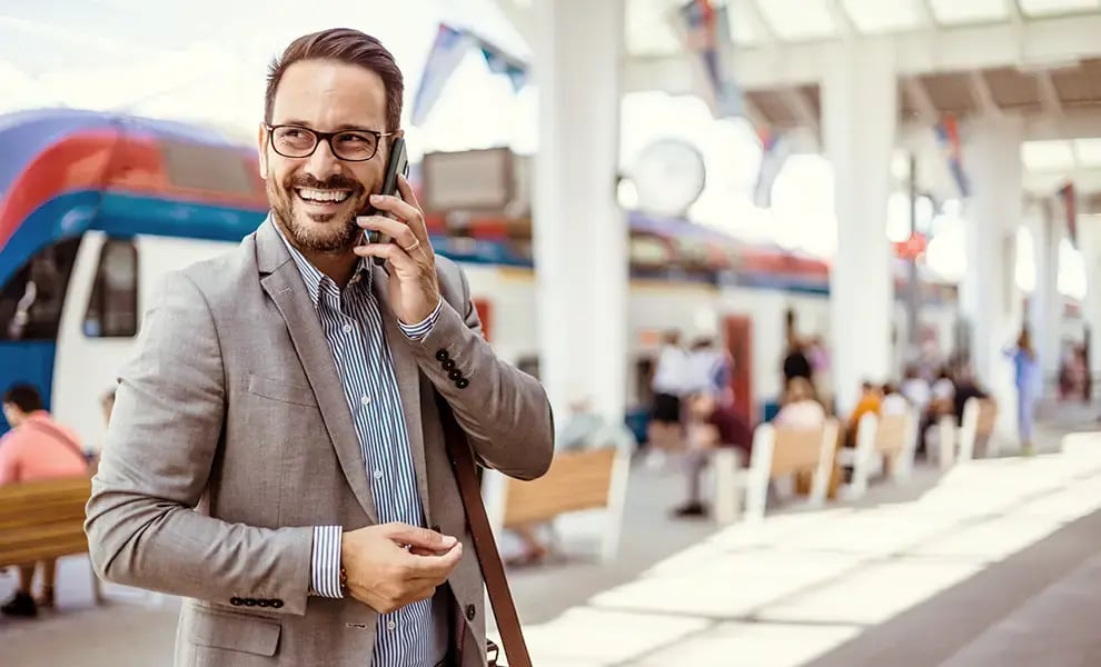 Man pratar i telefon