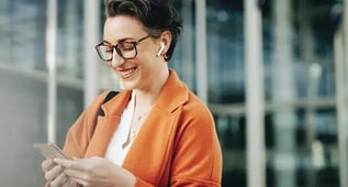 Person som använder mobiltelefon utomhus på resa