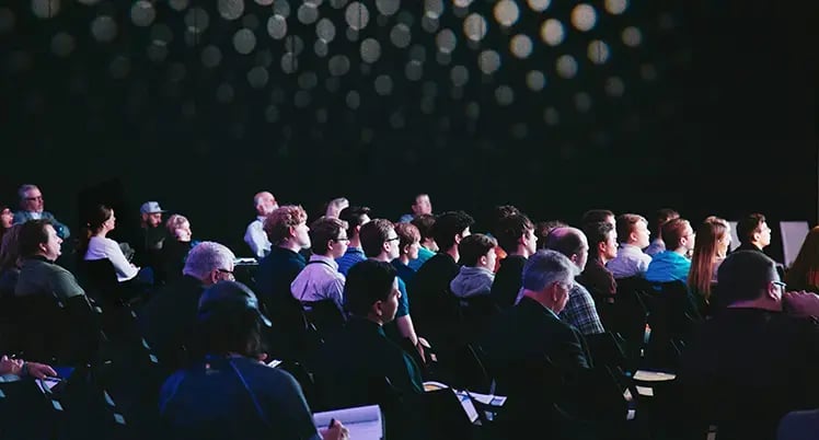 Deltagare som lyssnar under en konferens eller ett event