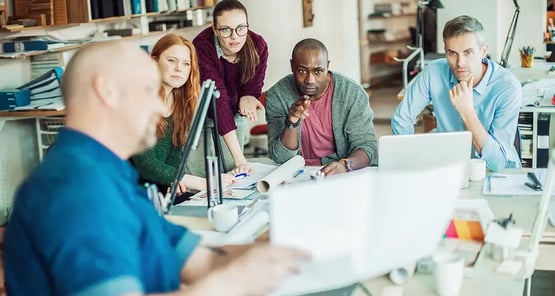 Grupp som arbetar tillsammans under ett projektmöte i kontorsmiljö