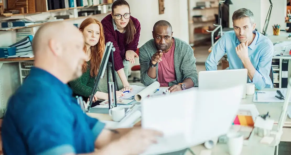 Grupp som arbetar tillsammans under ett projektmöte i kontorsmiljö