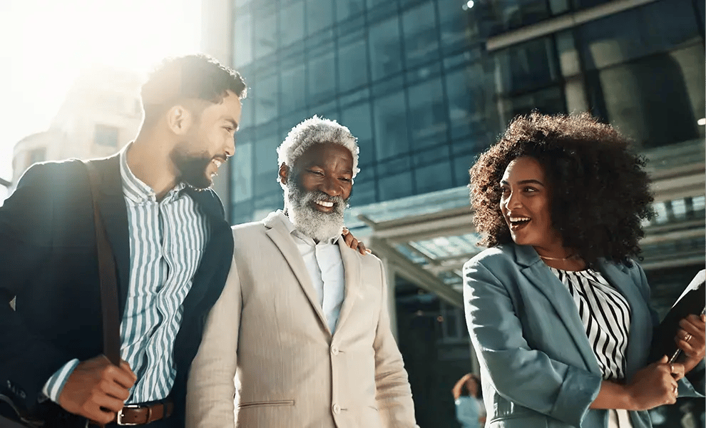 Affärsresenärer i stadsmiljö på väg mellan möten under tjänsteresa.