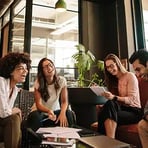 Grupp som arbetar tillsammans under ett möte i kontorsmiljö