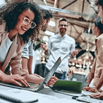 Personer som samarbetar kring ett projekt vid ett arbetsbord