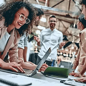 Personer som samarbetar kring ett projekt vid ett arbetsbord